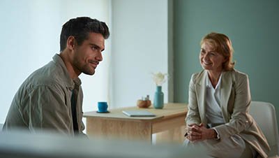 Сеанс психотерапии в кабинете Мужчина разговаривает с врачом на консультации